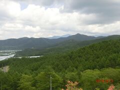 平沢峠から見たビニールハウス畑です。
ほとんどがレタスとのことです。
国立天文台野辺山 （宇宙電波・太陽電波観測所）がすぐ近くに見えた。
R141に野辺山高原サラダ街道と名付けたように
この付近は標高1300m以上で高原野菜畑が多く発祥だそうです。
