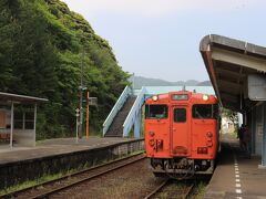 須佐駅の観光センターに行って、観光情報の収集を。

ちょうど旧国鉄型の朱色の１両のデイーゼルカーが到着しました。
かなり年の離れたカップルの観光客が下車していましたが、どこに行くのかな。
須佐湾までは駅から歩くには１０キロほどあり遠いだろうし。
