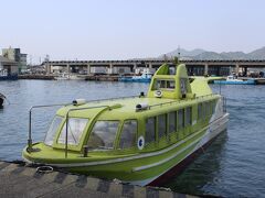 ここから青海島一周の遊覧船が出ています。
遊覧船と言っても、一周４０キロを１時間半で走る高速艇。
窓も開かないし、デッキもありません。