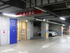 本日の宿はホテルブリランテ武蔵野。
地下の駐車場へ。1泊1,000円。