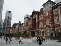 東京駅まで歩いたところで、山手線の駅を全部回ってみよう、と思い立ちました。

ということで、東京駅をスタート。
折角回るならなんか証跡を残そうということで、駅スタンプを集めてみる事にしました。今まで気まぐれで駅のスタンプを押すことはあってもなかなかそれをミッションにしたことはなかったのですが、決まったノートに旅のログをつけるようにしてから、スタンプの類もノートに押すようになっていたというのもあります。

世の中には、だいぶ世間にも市民権を得てきた「撮り鉄（鉄道の写真撮影を目的とした鉄道ファン）」、「乗り鉄（鉄道に乗ることが目的の鉄道ファン）」というのの他にも、、押し鉄という、駅のスタンプ集めに邁進する宗派もあるそうですが、今週末はにわか押し鉄になります。