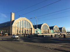 そしてヨーロッパ随一の規模と言われる中央市場が見えて来ました。
おぉ～、これまた不思議な建物がずらり並んでて興味深いですな。
かつてドイツの飛行船ツェッペリンの格納庫だったとのこと。

ここも、時間あったら滞在中に行きたい～