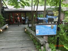 八ヶ岳高原ラインの天女山入口から左に折れて北杜八ヶ岳公園線に入るとすぐに
八ヶ岳倶楽部の看板とバス停が見えてきました。