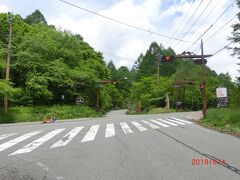 バーク清里を出てから八ヶ岳高原ラインを歩いて2時間、
天女山入口から左に折れて北杜八ヶ岳公園線に入りました。
反対の細い道は天女山 美し森ハイキングコースとあり、
標高1529mの天女山まで30分もあれば充分行け、
途中で八ヶ岳横断歩道を横切ります。
今はつつじが綺麗でしょう。