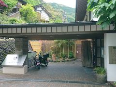 たくさん歩き終わって向ったのはホテル「ゆの森」。ここでお風呂に入ってから松山空港に向かいます。