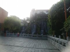 龍山寺　門前の滝