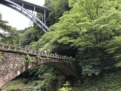 高千穂峡に連なってかかる神橋と高千穂大橋。石橋と鉄橋が連なってます。