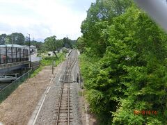 最初にJR小海線の最高地点と言う碑が建っている所、
野辺山高原平沢峠付近に行き、最後にも甲斐大泉駅に来た。
北杜八ヶ岳公園ラインから駅方面を見ています。