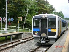 八ヶ岳高原列車 (JR小海線)と言う特別列車も
標高1375mのJR鉄道の最高地点を走っているからですね。
High Rail 1375 と言うように野辺山高原平沢峠の最高地点の向こうにある
野辺山駅と始点の小淵沢駅を走行しています。
我々は野辺山高原平沢峠から八ヶ岳を展望してきた。