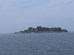 軍艦島が見えてきました。
プレミアコースは船のデッキにも出ることができます。
また、ドリンクやおしぼり、そしてお土産の軍艦島の写真集もいただきました。