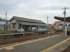 新堂駅。
明治中期に開業した歴史のある関西本線。
各駅とも駅構内がとても広く、昔ながらの駅舎が多い。
ただしこの駅のこの建物は旧駅舎で、現在は待合室となっているようだ。
