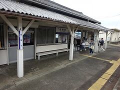 佐那具（さなぐ）駅。
この駅舎も古そう。