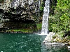 天と地が触れ合ってできた池という意味を持った天地淵瀑布。高さは22メートル、幅が12メートルということですが水量不足・・・幅は2メートルくらいでした。

水量は少なかったのですが滝のまわりの緑と池の青緑とのコントラストがとても綺麗でした。

入場料は2000ウォン(日本円で約200円)でした。