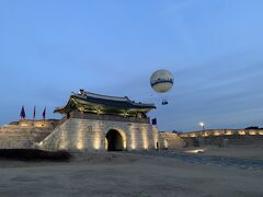 気球に乗って上空から城壁を俯瞰できます。
その名もフライングスウォン。