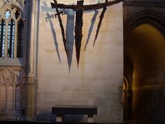 　このSword point(Martydom)が暗殺場所で、剣のオブジェがあります。
大主教トーマス・ベケットが1170年に王ヘンリー2世の命令を受けた4人の騎士によってここで暗殺されてしまったそうです。

　場所は大聖堂中央部の北側です。