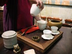 一度温めた急須にお茶っ葉を入れ、そこにお湯を注ぎ、いったん別の器に入れ替えます。

ちなみに、烏龍茶は熱湯の方が良いそうです。
