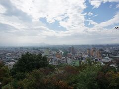 息切れしながらなんとか登り切ると、街中から山々まで見渡せます。