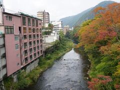 川沿いに旅館が立ち並ぶ、これぞ温泉街といったところ。
趣がありますね。