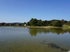 無量光院跡。

藤原秀衡が宇治の平等院を模して作ったとされています。
平等院へは一度しか行ったことがありませんが、前池や島の形など…確かに似ているような気もしますね。
