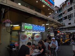 夜は、ホーチミンの繁華街ブイビエン通りに向かう。

今日の目的のお店は、フォークインの向かいにある安食堂だ。