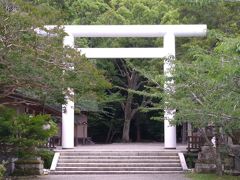 ランチ後、安房神社に来ました。なぜ鳥居が白いんでしょうか？

H31年4月20日発行の「しろたへ」に、鉄筋コンクリート製に替えた後に、”浄明正直の心”をもとに清浄な白色に塗装したと書かれているのを発見しました。（http://www.awajinjya.org/shirotae.pdf）