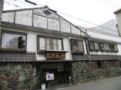河太郎本店（中洲）にやってきました。
昭和35年創業の、活魚専門店の老舗。「イカ活き造りの発祥の店」