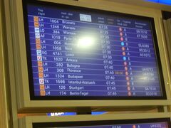 フランクフルト・アム・マイン空港到着です。
モニター一番上のブリュッセル行きのゲートを目指します。
この後、天候不良のため離陸が一時間くらい遅れました。
