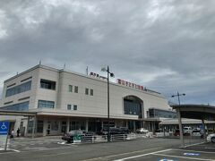 　今回も最寄空港のひとつ富山空港からの出発です。
　鉄道ファンですが、この飛行場もよく利用しています。
