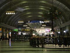 ストックホルム中央駅(Stockholm Central St.)
そろそろ10時PM、、
ノールランストーグ鉄道(Norrlandståget)はストックホルム中央駅10:50PM発、、
ホームに入って待つとしましょうか、、

kuritchiの乗車する
10:50PM発のノールランストーク鉄道(Norrlandståget)は
北緯59度のストックホルム中央駅を出発し、
北緯68度北極圏のナルヴィーク(Narvik)駅まで北欧最北を走る夜行列車、、
　　　　　　＜　楽しみ～～♪　＞
特にこの時期のナルヴィーク(Narvik)では一日中太陽が沈む事なく
日が射している状態が続くのだとか、、
その「白夜」を目にする為にナルヴィーク(Narvik)へ向かうkuritchi、、
　　　　　　＜　わくわく～～～　＞
