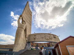 こちらが1971年に、ソ連とモンゴルの
友好を記念して造られた戦勝記念碑。

かつての中国からモンゴルが独立してから
50周年を記念して造られた模様。