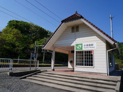 車窓に日本海を望みながら走ること10分ほどで、小波渡駅に到着。
今日は、この駅から歩き始め、笠取峠を越えることになる。
降り立った駅は無人駅で、可愛い駅舎が出迎えてくれた。