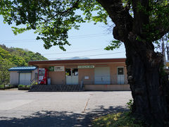 小さな川を渡りしばらく歩くと、三瀬駅に辿り着いた。
こちらも無人駅。
三瀬の街は、『三年目』当時の絵図が丁字路近くに表示されていて、散策するには楽しかった。
このように、小説の舞台となった街では、描かれた場所を地図で示してくれるとありがたい。