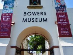 最初の目的地はここです。Bowers Museum！
NHKのテレビで先々月くらいに「American Quilt」が展示されているというのを見たのです。
　ところが！切符売り場で「Quiltを見に来たんです｣といったら、そのお嬢さんが「えっ！あれは特別展で、もうずいぶん前の展示です」っていうんだよね。え～～っ！！ということはあのNHKの番組はもうずっと前の番組の再放送だったということなのか！？がぁ～～ん！