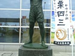 続いてJR九州新幹線の「新玉名駅」へ。
ここには四三さんの銅像があります。