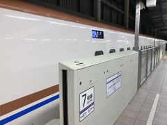 　前に電車が詰まっていたせいか、金沢駅まで最高速度では走れず、結局金沢駅には35分遅れくらいで到着しました。
　21時発の最終の東京行き「かがやき518号」に乗り換えます。
　この後、つるぎ号もあるのですが、富山空港へ車を取りにいかないといけません。富山空港の駐車場は22時まで、やむを得ず、全席指定のかがやき号に富山まで乗ります。(笑)