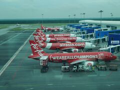 クアラルンプール国際空港に到着しました。KLIA2はＬＣＣのターミナルということで、多くのエアアジア機が駐機しています。