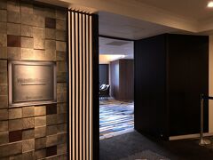 東京・西新宿『ヒルトン東京』37F

2019年4月27日に3つのエリアに拡張され新たに生まれ変わった
クラブラウンジ【エグゼクティブラウンジ】のエントランスの写真。

【エグゼクティブラウンジ】の朝食（6:00～10:00）をいただきに
訪れました。
お部屋から歩いてすぐの場所に【エグゼクティブラウンジ】があるので、
とても便利です (^^♪

＜対象者＞
・ スイートルーム及びエグゼクティブルームにご宿泊のお客様
・ ご宿泊中のヒルトン・オナーズのダイアモンド会員のお客様 

＜営業時間＞
6:00～21:00

○ ご朝食　6:00～10:00
○ アフタヌーンティー　15:00～17:00
○ プレディナーカクテル　18:00～20:00
○ ソフトドリンク＆スナック　6:00～21:00

https://www.hiltontokyo.jp/facilities/executive_lounge