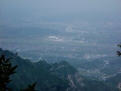 張家界の空港も見えた。