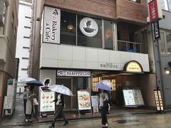 俺のBakery＆Cafe 松屋銀座裏店。
あの有名な“俺の”の系列店です。
知らないうちにパン業界にも進出していてびっくり。
1階がベーカリー、2階がカフェになっています。
オープン時間まで少しありましたが先着組がいらっしゃいました。
さすが有名店！
先に1階のベーカリーで食パンを購入してから2階のカフェへ。