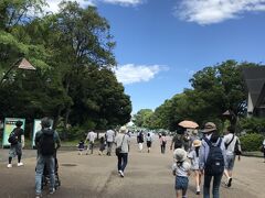 翌日はいいお天気！
朝食に食パンを軽くつまんで（どんだけ食べるんや）上野公園へやってきました。
動物園へ向かう家族連れが沢山。