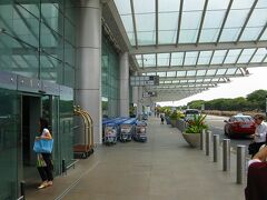 　チャンギ空港・ターミナル２の車寄せです。
