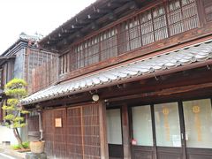 佐原の町並みの中心から少し外れた川沿いにあるのが、正上（しょうじょう）醤油店。
寛政12年（1800）に食用油を商う油屋として創業し、途中で醤油屋さんへと転身したそうだ。
