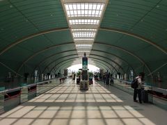 上海駅から地下鉄を乗り継いで龍陽路駅へ。
ここでリニアに乗り換えて上海浦東空港を目指す。