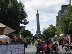 Place Jacques-Cartier（ジャックカルチィエ広場）にあるNelson's Column（ネルソン像）
たくさんの露店が出てます。