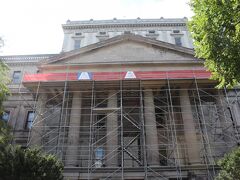 リノベーションしている最中のここは、Hôtel de ville de Montréal（モントリオール市庁舎）