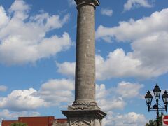 そのすぐ横に、さっき遠目で後ろ姿を見たNelson's Column（ネルソン像）
モントリオールで最も古い歴史的モニュメントなんだとか。