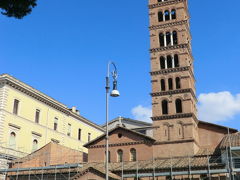 サンタ・マリア・イン・コスメディン教会
Chiesa di Santa Maria in Cosmedin

ギリシャ語で「素晴らしく装飾された」を意味する「イン・コスメディン」という言葉を付け「おしゃれな聖母マリア教会」(Chiesa di Santa Maria in Cosmedin)と言う愛称で呼ばれるようになったらしい。Cosmeticと音の響きが一緒だ。

道路の反対側から写真を撮っていますが、人が行列を作っているがわかりますか？
この行列に並ぶのはあきらめました。ちなみに教会に入るための行列ではありません。
