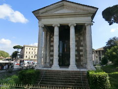 ポルトゥヌス神殿
Tempio di Portuno

ヘラクレスの神殿からさらに、右奥に見えるのがポルトゥヌス神殿。河と港の神ポルトゥヌスに捧げられた神殿で、建設は紀元前4世紀から前3世紀にさかのぼりますが、その後修復を重ね、現在の建物は紀元前1世紀のもの。

このあたりは、ローマでも最も古い場所で、カンピドーリオ、パラティーノ、アヴェンティーノの丘からテヴェレ川にかけての地域は、昔から交通の要衝で、商業港があり、テヴェレ川の水運を利用した市場として栄えた場所でした。
