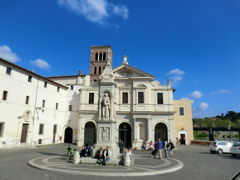 サン　バルトロメオ　アリソーラ教会
(Basilica di San Bartolomeo all'Isola)

ティベリーナ島にある教会。神殿跡に建てられた。この島の成り立ちにも伝説が残っている。

