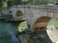 ケスティウス橋(チェスティオ橋)
Ponte Cestio

こちらは反対側ラステヴェレ地区と島とを結ぶチェスティオ橋(紀元前43年)。

しかし、紀元前の建築物が未だに残っているとは。